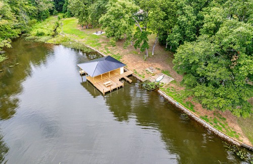 Eatonton House | Serene Cove at Lake Sinclair on 4+ acres with Covered Deck & Covered Dock