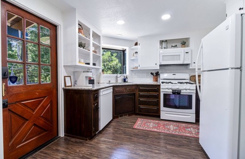 Cedarpines Park Cabin | Serene, Cozy, and Romantic Mountian Retreat with an Inflatable hot tub near lake