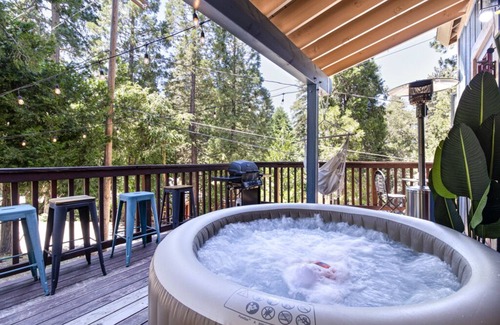 Cedarpines Park Cabin | Serene, Cozy, and Romantic Mountian Retreat with an Inflatable hot tub near lake
