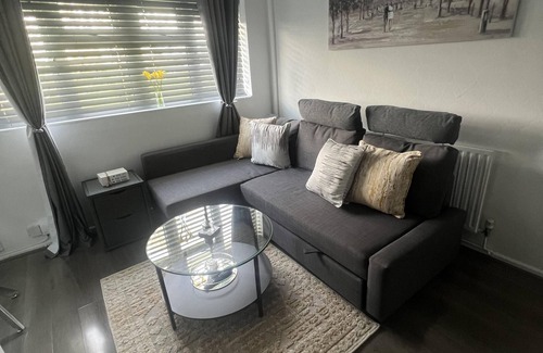 Wolverhampton Apartment | Serene Escape Cosy Apartment in Wolverhampton