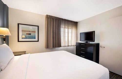 Baymeadows Resort | Serene Getaway in Jacksonville! Fully-equipped Kitchen, Pet-friendly Property!