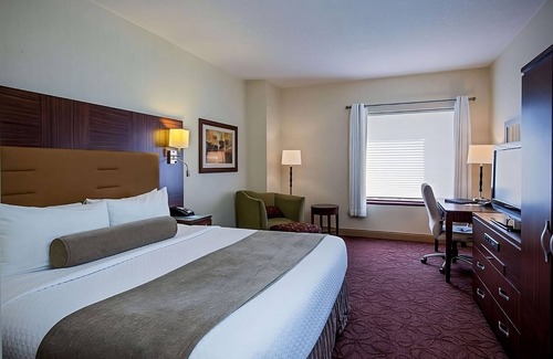 Wauwatosa Hotel | Serene Getaway in West Wauwatosa! Pool, Free Parking, Pet-friendly Property!