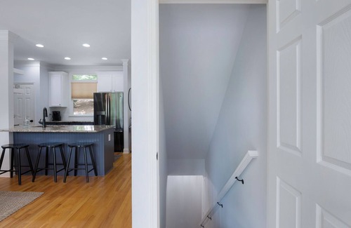 Big Canoe House | Serene Getaway: Your Ideal Retreat with Lakeside Views