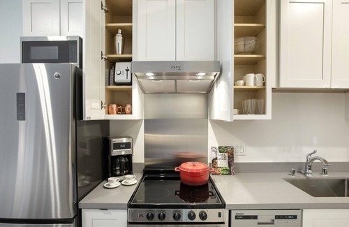 Civic Center Apartment | Serene Hayes Valley Studio w/Rooftop, W/D, 1 min to BART by Blueground