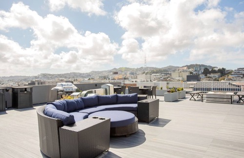 Civic Center Apartment | Serene Hayes Valley Studio w/Rooftop, W/D, 1 min to BART by Blueground
