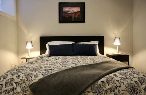 McKinley House | Serene Hilltop Home overlooking Lake Okanagan with access to a Beach