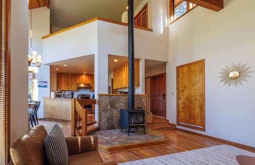 Black Butte Ranch House | Serene Home on Glaze Meadow - Black Butte Views - Hot Tub - Air Conditioning