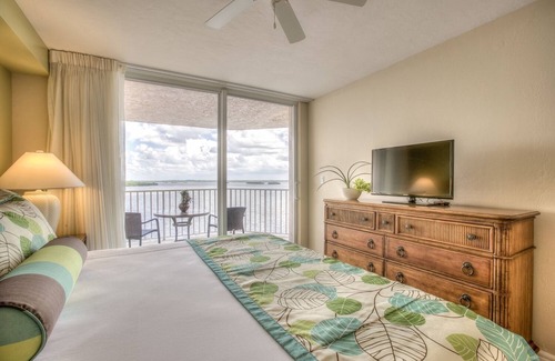 Fort Myers Beach Hotel | Serene Island Getaway: Spacious Suites w/Balconies & Pool Access