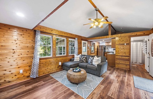Se Ree House | Serene Lakefront Getaway for the Whole Family!