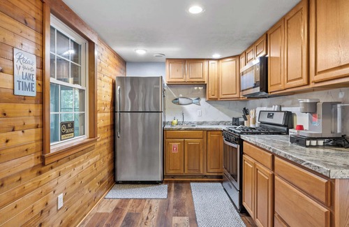 Se Ree House | Serene Lakefront Getaway for the Whole Family!
