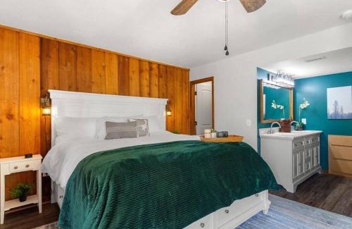Winter Haven House | Serene Lakeside Retreat- 3 Bdr Romantic Getaway
