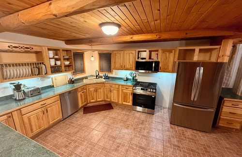 La Porte Cabin | Serene Log Cabin Forest Retreat - Across street from Pumpkin Patch and Orchard!