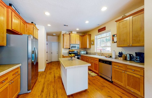 Bijou Park House | Serene monthly rental with hot tub - near Heavenly Resort & dining