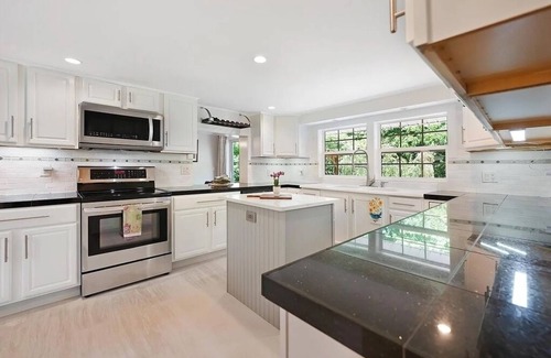 Barnardsville Other | Serene Mountain Getaway w/Hot Tub,Pool:25 min to Asheville