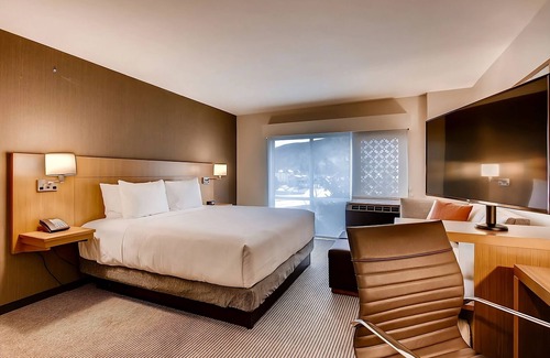 Mountain House Hotel | Serene Mountain Vibe! 4 Pet-friendly Units, Ski Access, Free Shuttle, Breakfast!