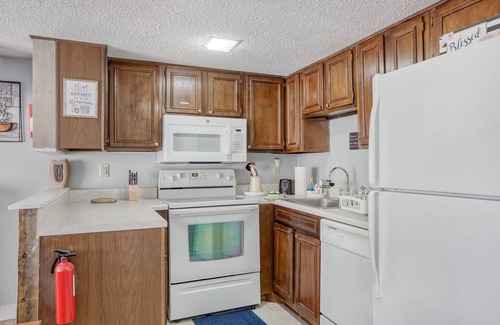 Sevierville Condo | Serene Stay: Family Friendly~Mountain Views~Sevierville