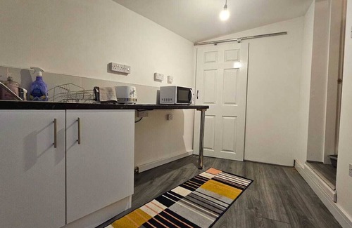 West Bromwich House | Serene Stay with Private Bathroom and Kitchen at West Bromwich