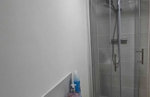 West Bromwich House | Serene Stay with Private Bathroom and Kitchen at West Bromwich