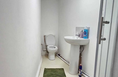 West Bromwich House | Serene Stay with Private Bathroom and Kitchen at West Bromwich