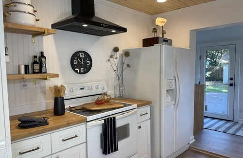 East Pensacola Heights House | Serene & Stylish Private Cottage Near Beach, Downtown, and Local Eats. 2bed/1ba