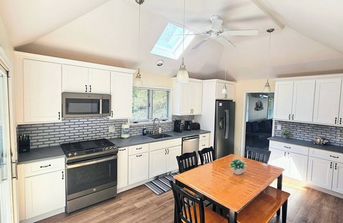 Greenwich Apartment | Serene upstairs apt. Walk to town, train, & beach ferry!