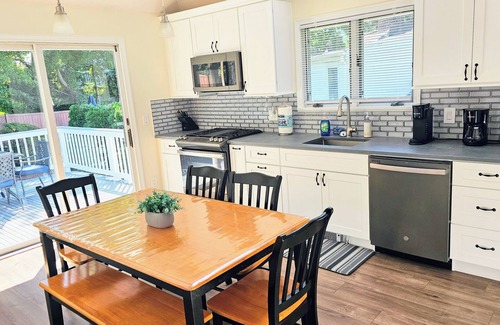 Greenwich Apartment | Serene upstairs apt. Walk to town, train, & beach ferry!