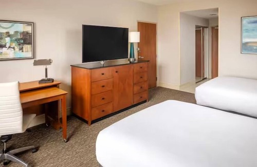 St. Petersburg - Clearwater Hotel | Serene Waterfront Getaway near Beaches | Elegant Atmosphere | 3 Units