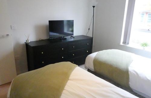 Reading Apartment | SereneAura Hideaway - Balcony, 2 Free Parking & Sleeps 4