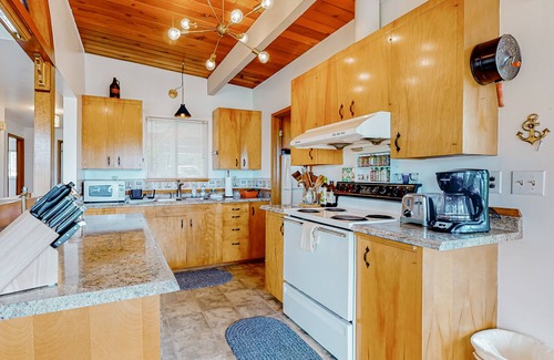 Coupeville House | Serenity at the Sound | House in Coupeville with ocean views, fireplace, firepit