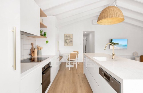 Scarborough Cottage | Serenity by the Sea - Enjoy a comfortable coastal holiday lifestyle in an elegant and peaceful townh