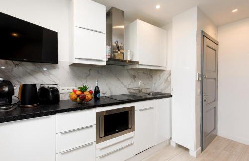 Riou - Petit Juas - Av de Grasse Apartment | Serenity