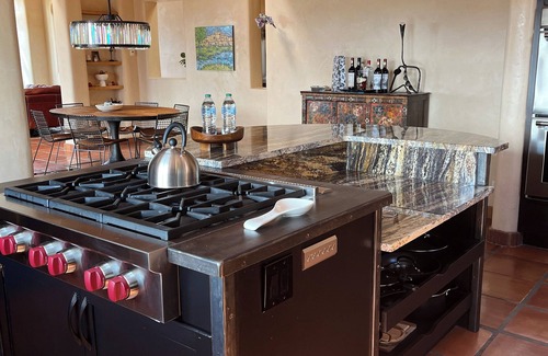 Chupadero House | Serenity Hills- beautiful views,stargazers retreat,15min from SF, close to Opera