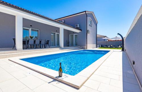 Loborika Villa | Serenity home Villa Tea with heated pyrolysis salt water