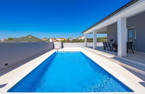 Loborika Villa | Serenity home Villa Tea with heated pyrolysis salt water