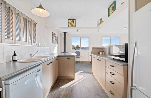 Ngongotaha House | Serenity Lakehouse - Rotorua Holiday Home