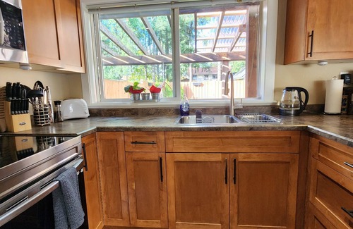 Regional District of Nanaimo House | Serenity on Sunderland - central Nanaimo close to hospital, seawall & shopping!