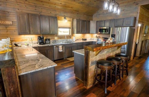 New Plymouth House | Serenity Ridge: Scenic Luxury Log Estate Getaway