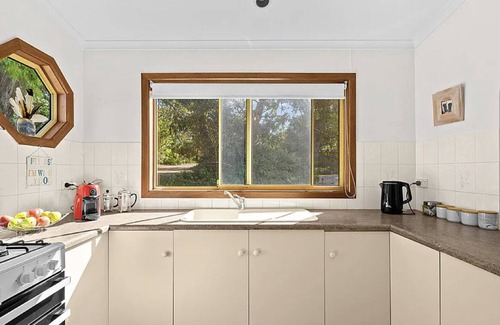 Silverton House | Serenity @ Silverton - Pet Friendly with Fireplace (Araluen)