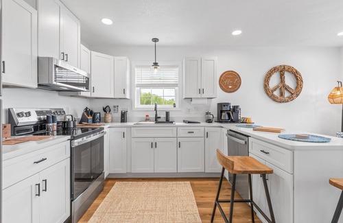 Sharps Chapel Villa | Serenity Villa: Luxurious Retreat with Hot Tub, Rooftop Deck & Mountain View's