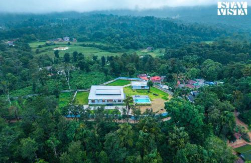 Madikeri Villa | Serenova 4BR with big pvt pool and lawn - Your escape awaits !
