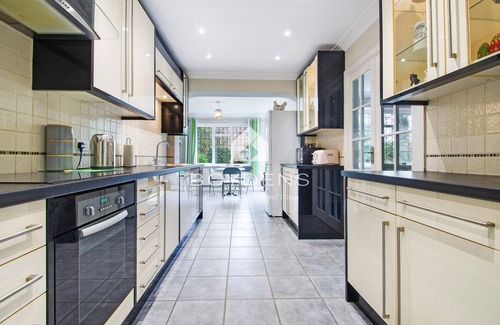 Frinton-on-Sea House | Set in the prestigious Second Avenue offering great access to the beautiful beach and greensward