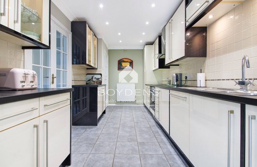 Frinton-on-Sea House | Set in the prestigious Second Avenue offering great access to the beautiful beach and greensward
