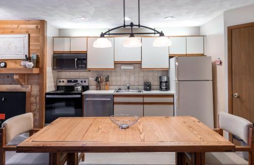 Seven Springs Apartment | Seven Springs Sunridge 2 Bedroom Standard Condo - Ski-In Out! condo