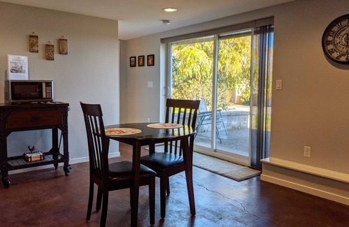 Dundee House | Seventh Haven - Modern, Pet-Friendly, Retreat in the Heart of Dundee