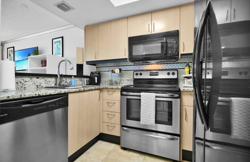 Coconut Grove Apartment | SF Bayshore Charm Free Parking