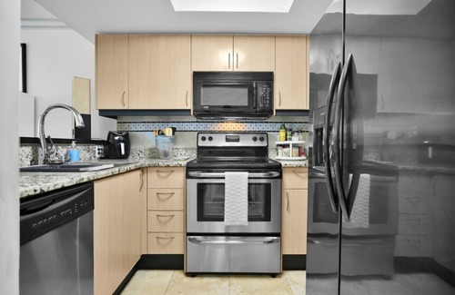 Coconut Grove Apartment | SF Bayshore Charm Free Parking