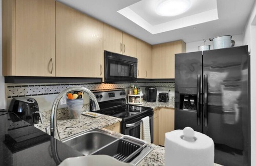 Coconut Grove Apartment | SF Bayshore Charm Free Parking