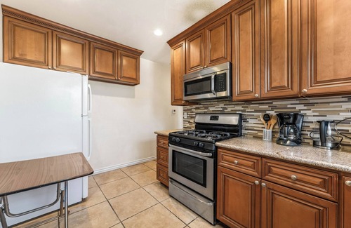 Reseda House | SF Valley Comfort - Front duplex home> Lake Balboa