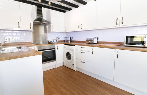 Rhyd-y-clafdy Cottage | SGUBOR, pet friendly, luxury holiday cottage, with hot tub in Chwilog