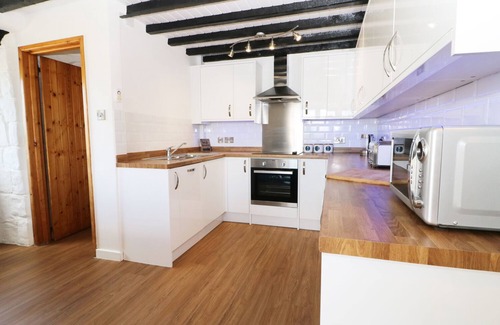 Rhyd-y-clafdy Cottage | SGUBOR, pet friendly, luxury holiday cottage, with hot tub in Chwilog